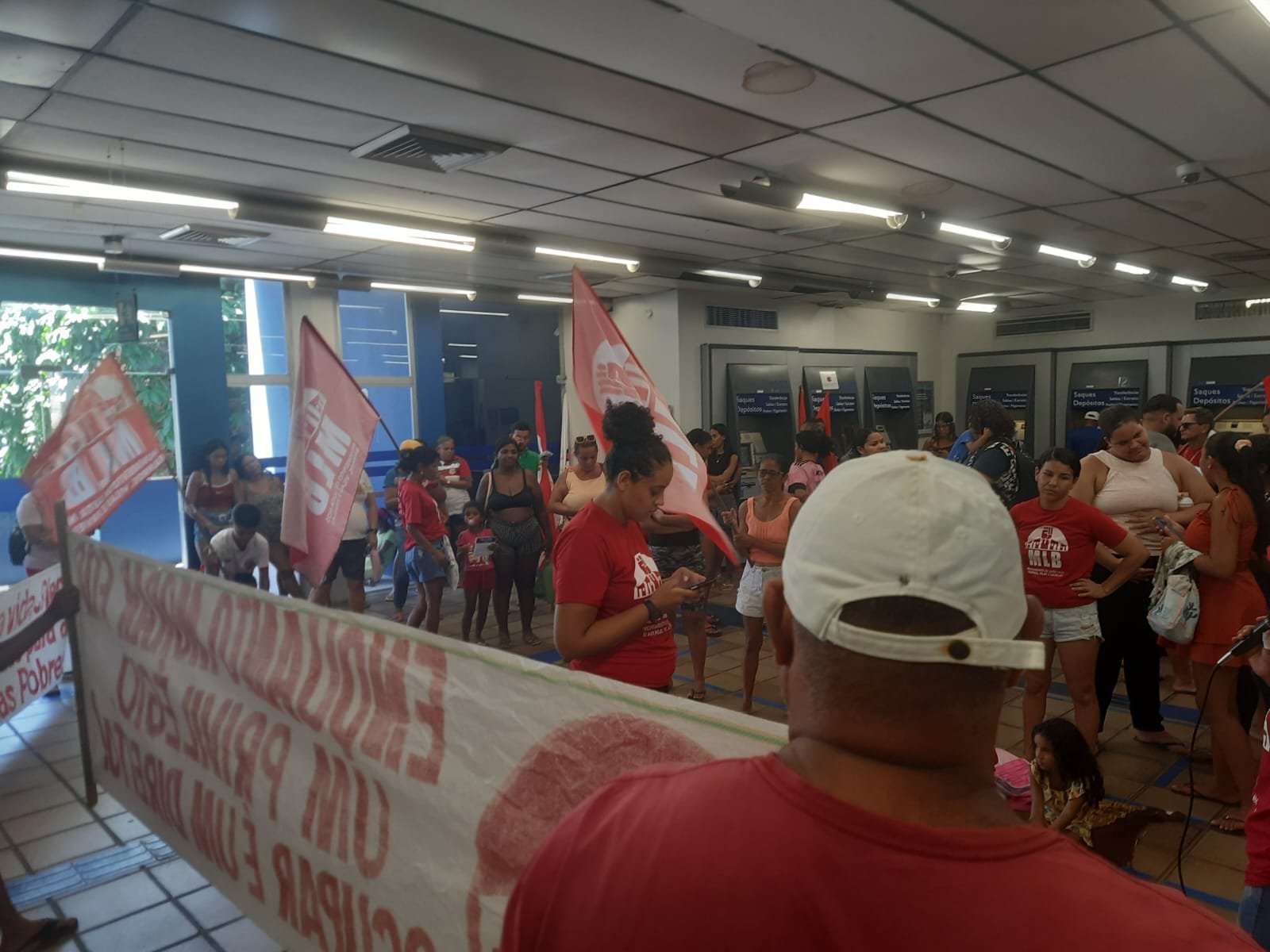 Movimentos ocupam Caixa na Ribeira por respostas sobre Minha Casa, Minha Vida