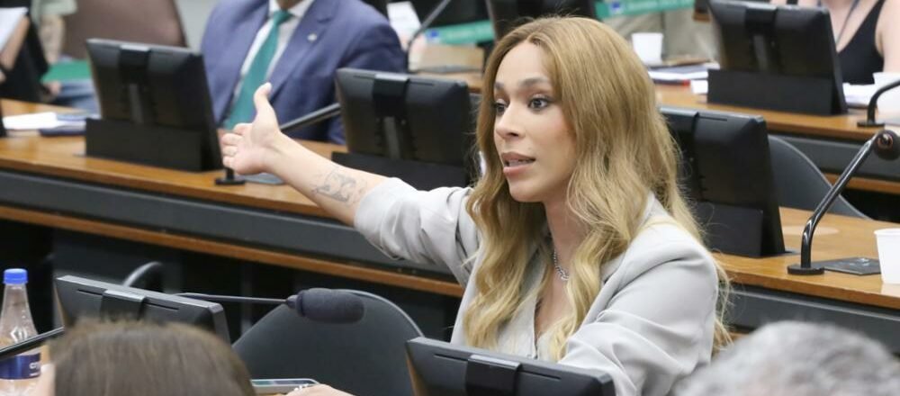 Carla Dickson falha ao tentar barrar Erika Hilton na presidência da Comissão da Mulher