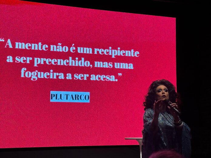 ‘Nós somos a classe trabalhadora’: Em Natal, Rita Von Hunty defende educação de gênero