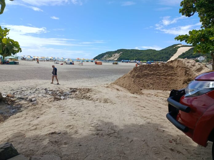 Chuvas dificultam acesso dos Bombeiros à praia de Ponta Negra