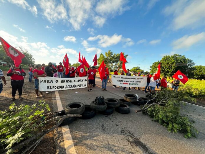 MST-RN ocupa BR-406 contra despejo de famílias em área da Emparn