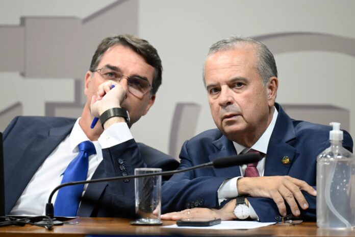 Rogério reconhece “abalo” na pré-campanha de Flávio Bolsonaro após caso “Dark Horse”